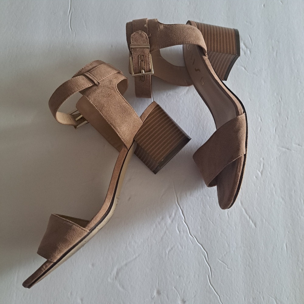 UNISA Tan 2"-3" Block Heel Sandals Ankle Straps Women's Size 8.5 M - Picture 3 of 10